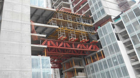 La gran versatilidad del sistema de ingeniería VARIOKIT, permitió la ejecución de losas de unión entre las torres norte y sur, evitando el realizar un cimbrado desde niveles inferiores.