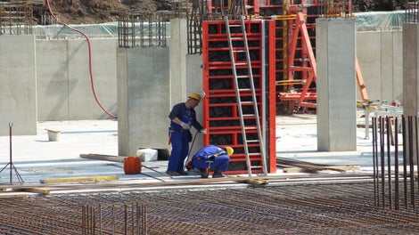 Лесно сформяне на ръбовете с помощта на PERI триъгълната лайсна за скосяване 