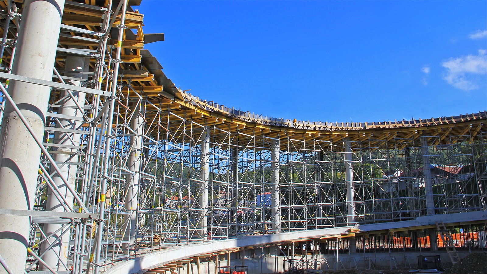 Za podupiranje glavnog nosača, van zone magistralnog puta i podupiranje spiralne rampe korišćeni su PERI UP Flex tornjevi. 