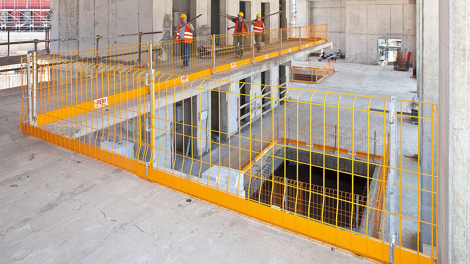 PROKIT EP 110 is the quickly assembled safety barrier for open building edges Side mesh barriers, posts and assembly feet for slabs or walls allow flexible use without any planning effort.