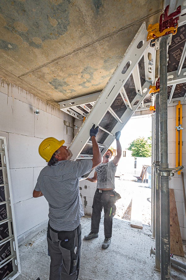 Aufgrund des geringen Gewichts und des ergonomischen Handlings genügen zwei Personen für die Montage und Demontage der SKYMAX.