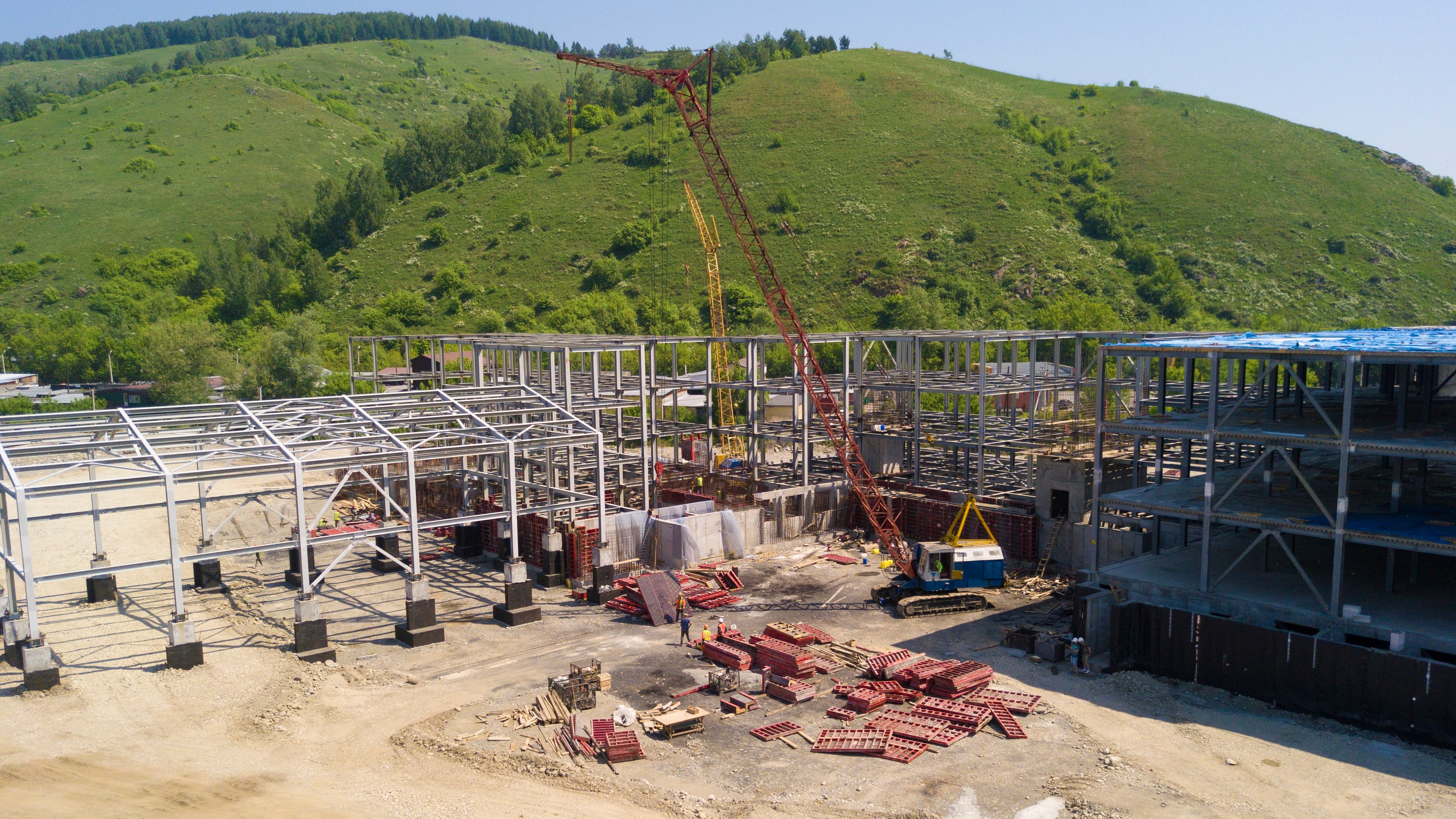 При раскладке опалубки важно было учесть уже смонтированный металлокаркас и фундаменты