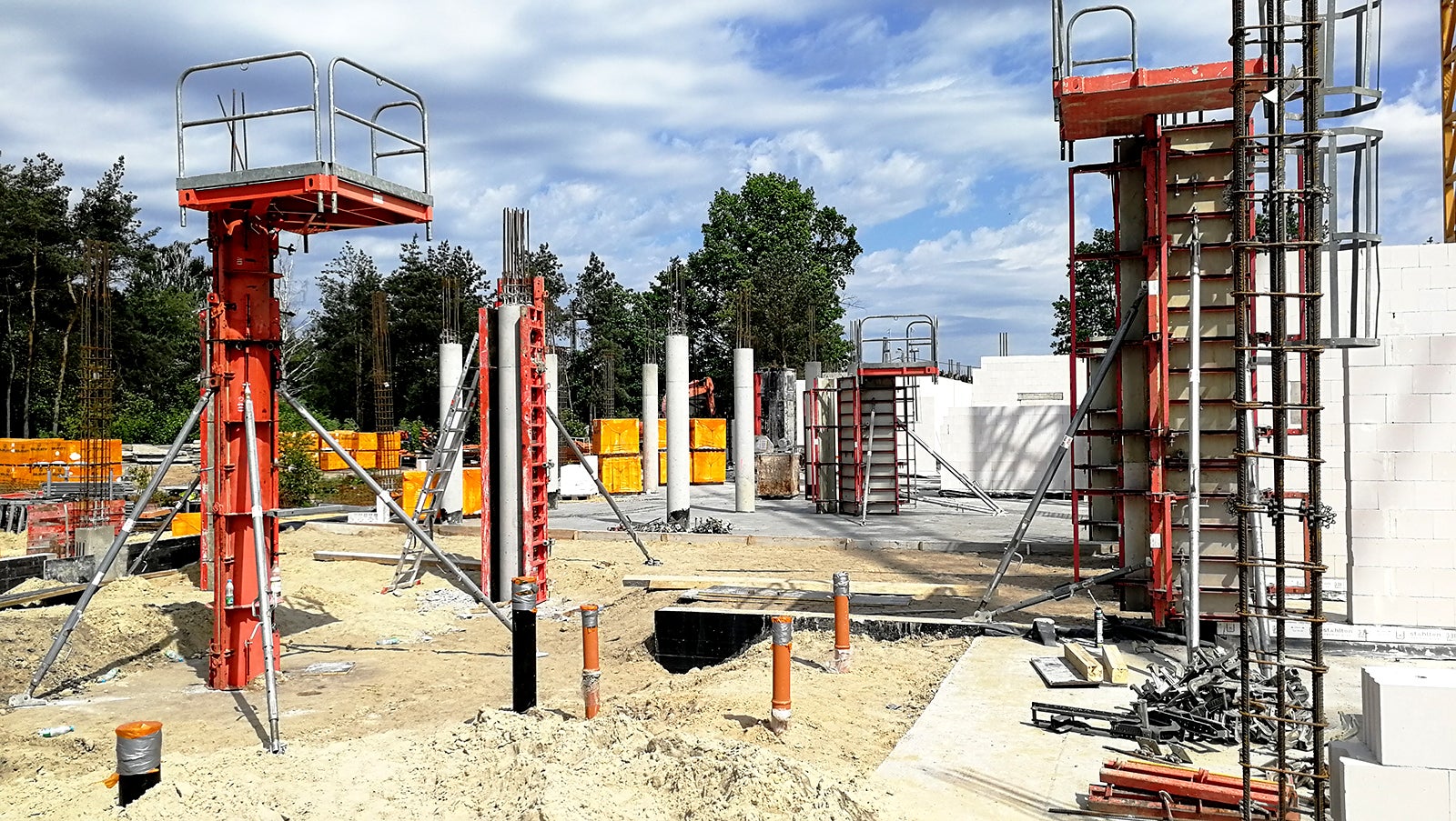 W trakcie budowy wykorzystano trzy rodzaje form słupowych dostępnych w PERI Polska