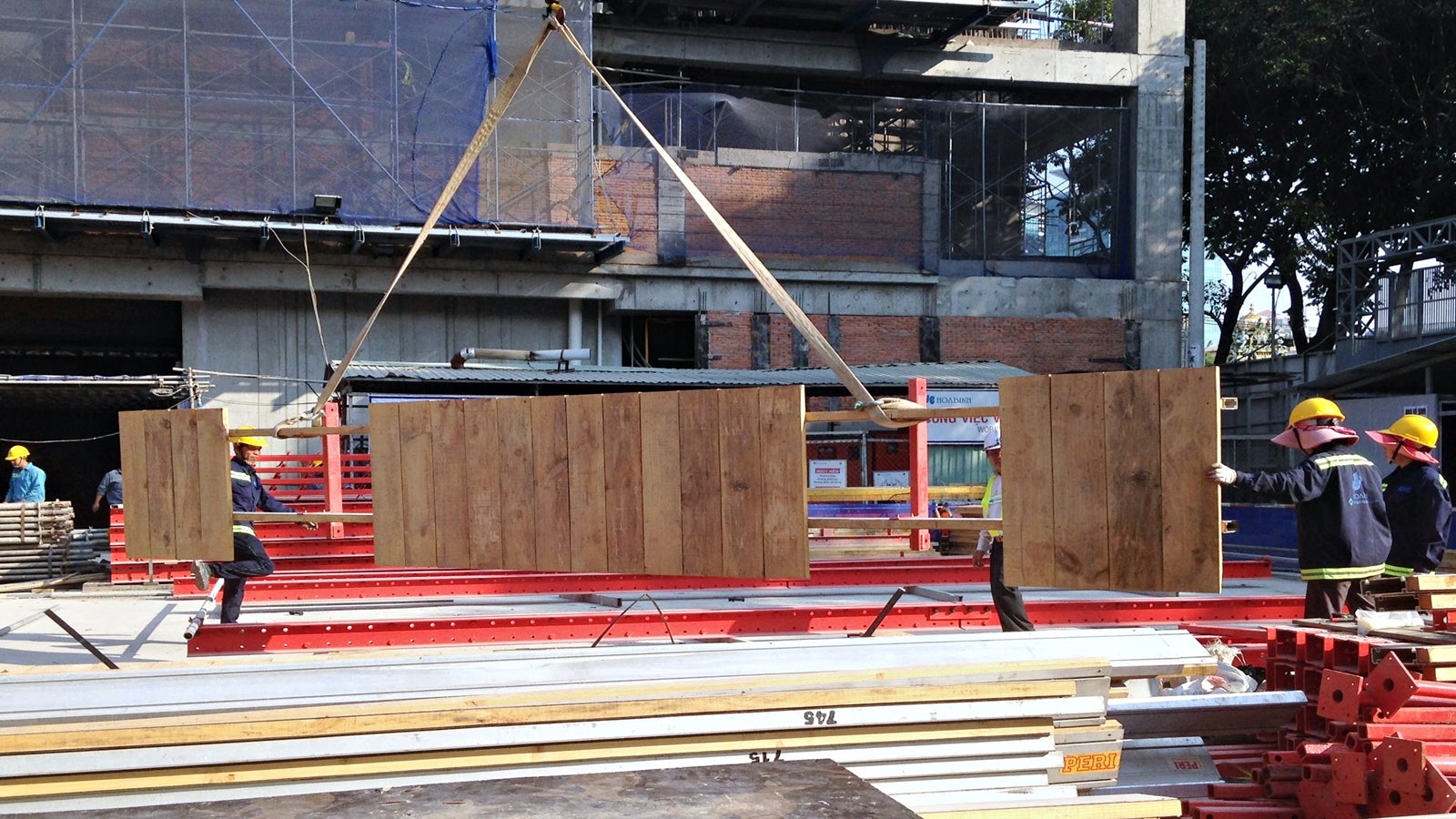 All components were assembled on the ground in a tight working area and moved to high construction by crane. 