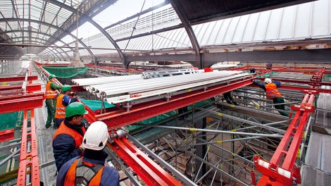 Wie auf Schienen werden die Plattformen von einem Gleisabschnitt zum nächsten „rangiert”.