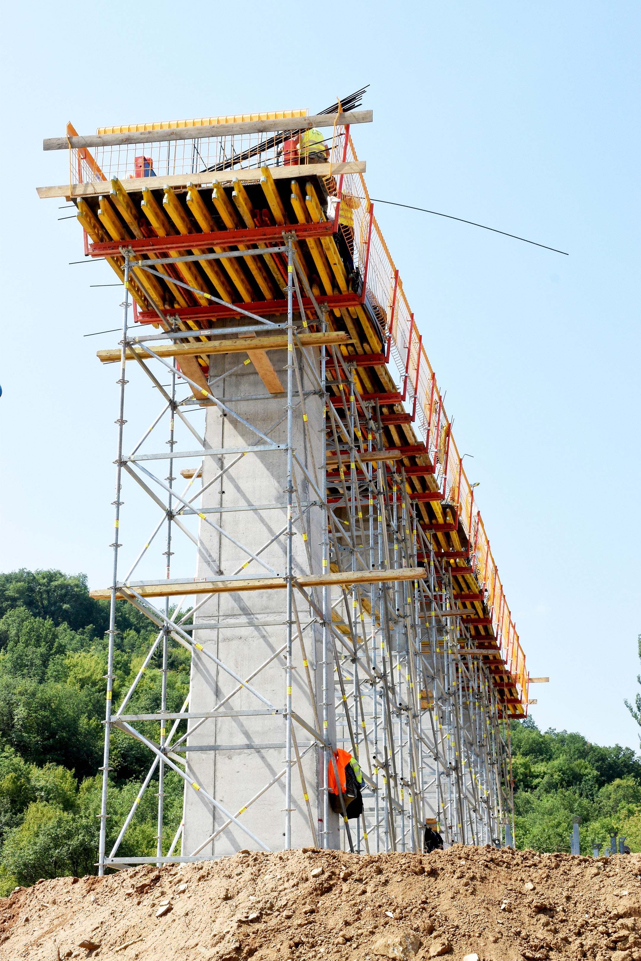 Решение с PERI UP FLEX Подпорни кули. Подпорно скеле и кофраж на стълб.