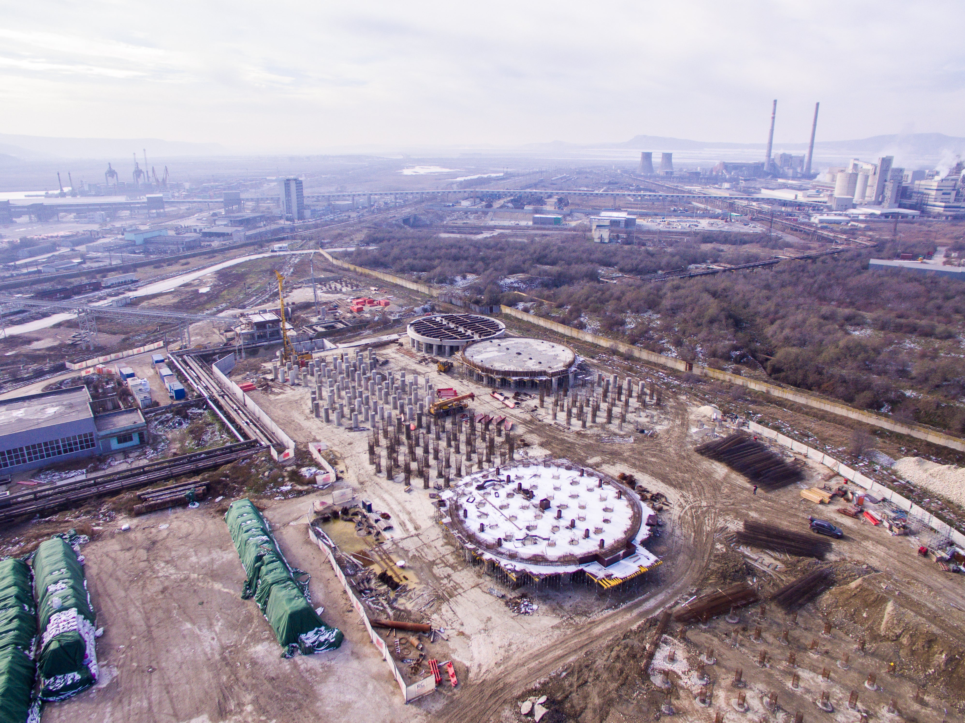 Проектът включва изграждане на бетонови фундаменти за 10 бр. силози