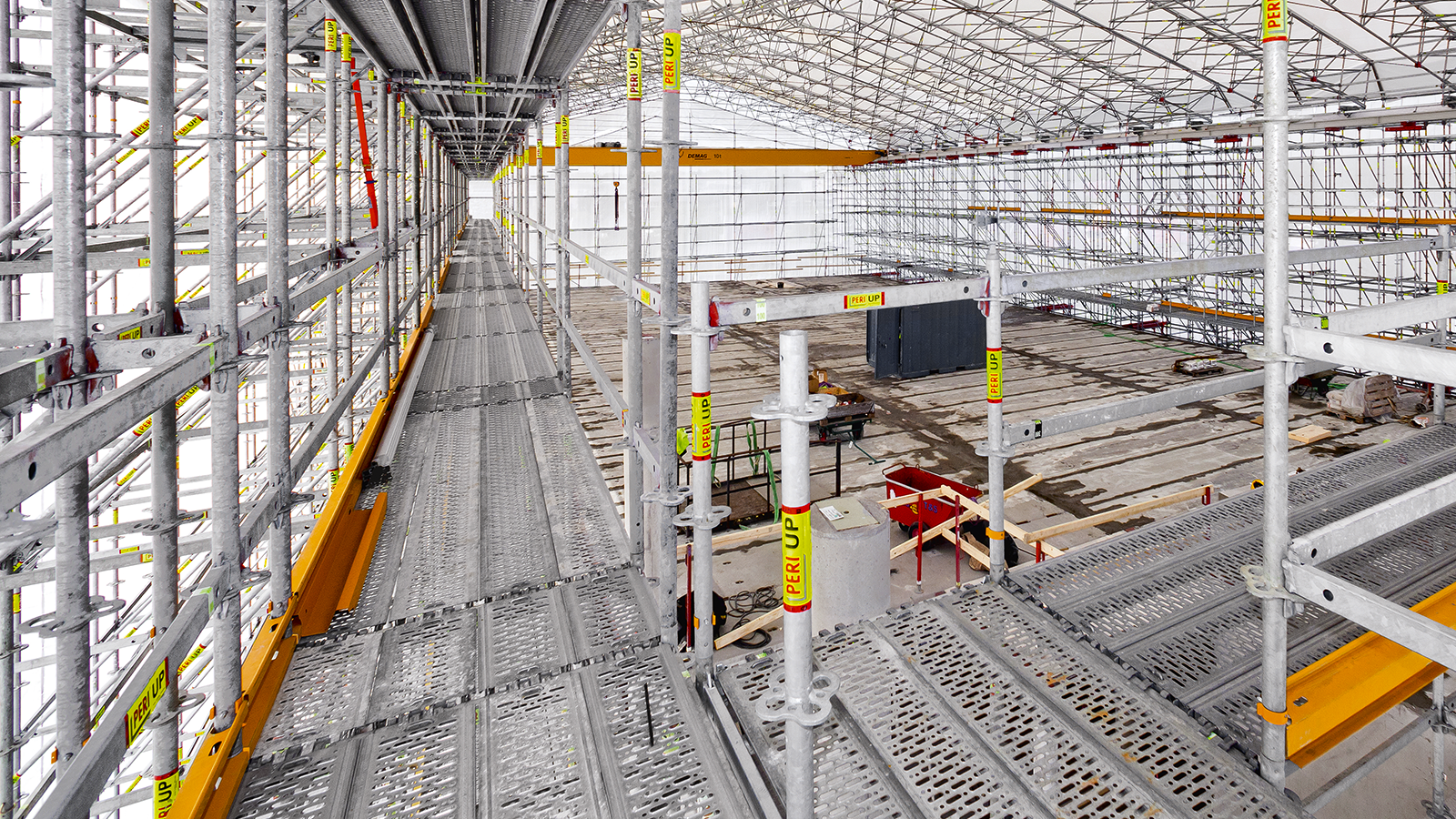 In Sweden, a building was enclosed with our PERI UP Flex Weather Protection Roof combining applications from the PERI scaffolding and engineering construction kit in a simple way. 