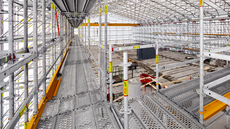 In Sweden, a building was enclosed with our PERI UP Flex Weather Protection Roof combining applications from the PERI scaffolding and engineering construction kit in a simple way. 