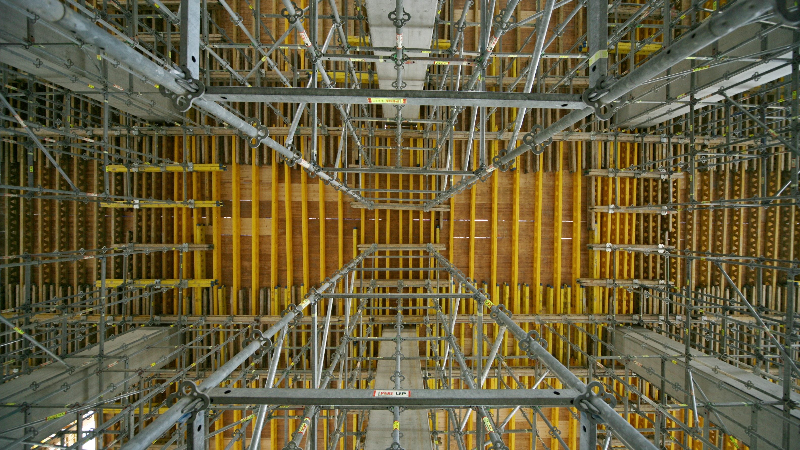 Stropní bednění MULTIFLEX ve výšce 10 m podepřené lešením PERI UP.