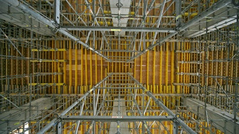 Stropní bednění MULTIFLEX ve výšce 10 m podepřené lešením PERI UP.