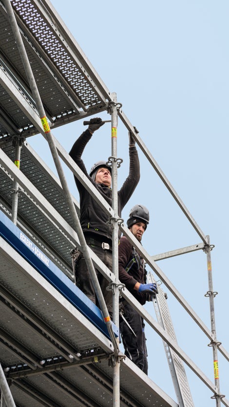 Die weitestgehend kupplungsfreie Gerüstmontage im 25-cm-Systemraster sorgt für schnelle Montagezeiten und zugleich für sichere Arbeitsflächen bei der Gerüstnutzung – ohne gefährliche Stolperkanten.