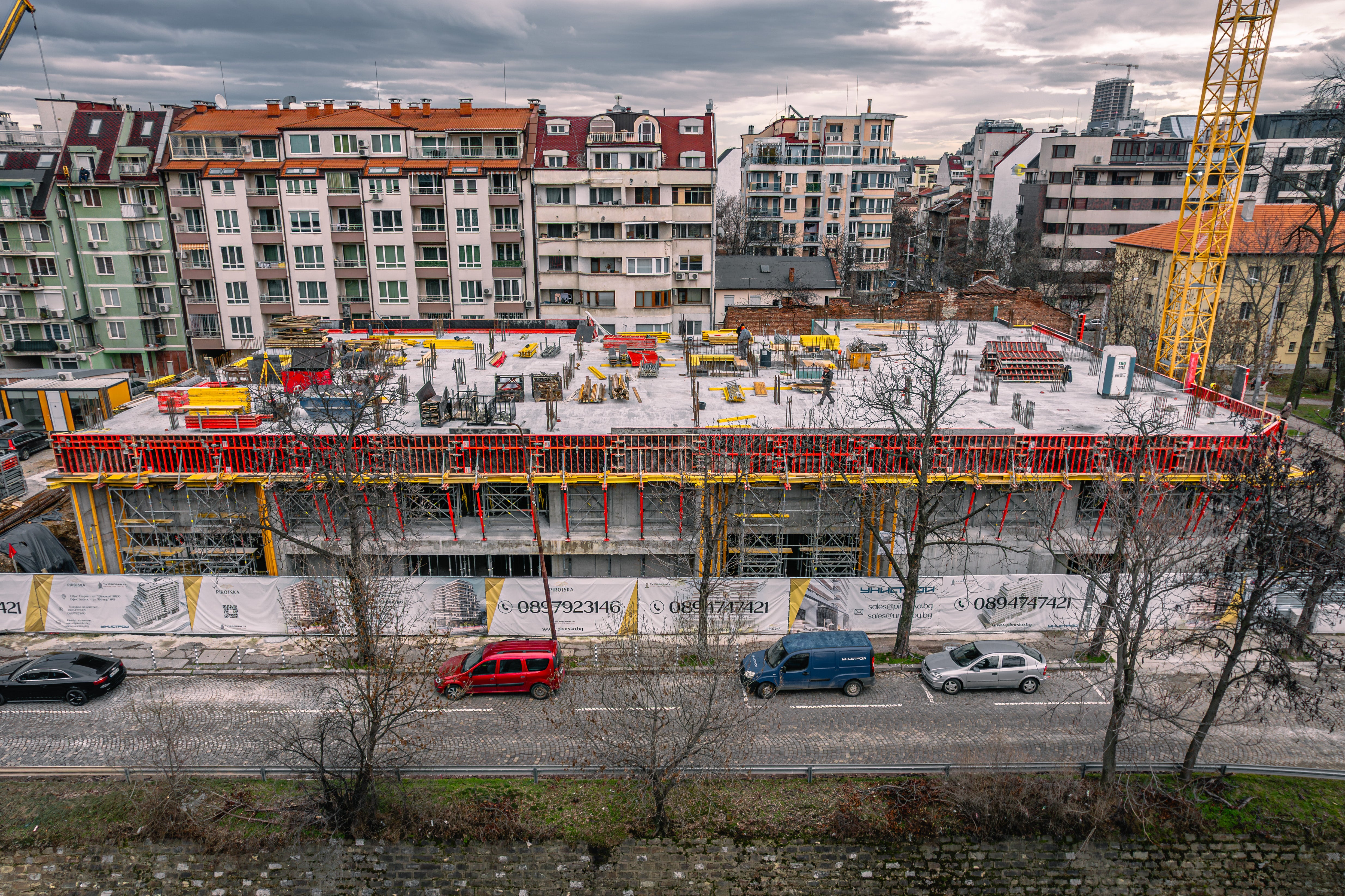 Общ изглед към нивото на масивната плоча 120 cm, върху която стъпват насадените вертикални елементи.