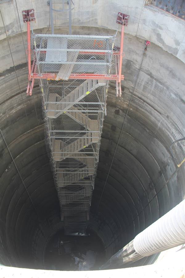 Подвесная лестница глубиной более 50м.