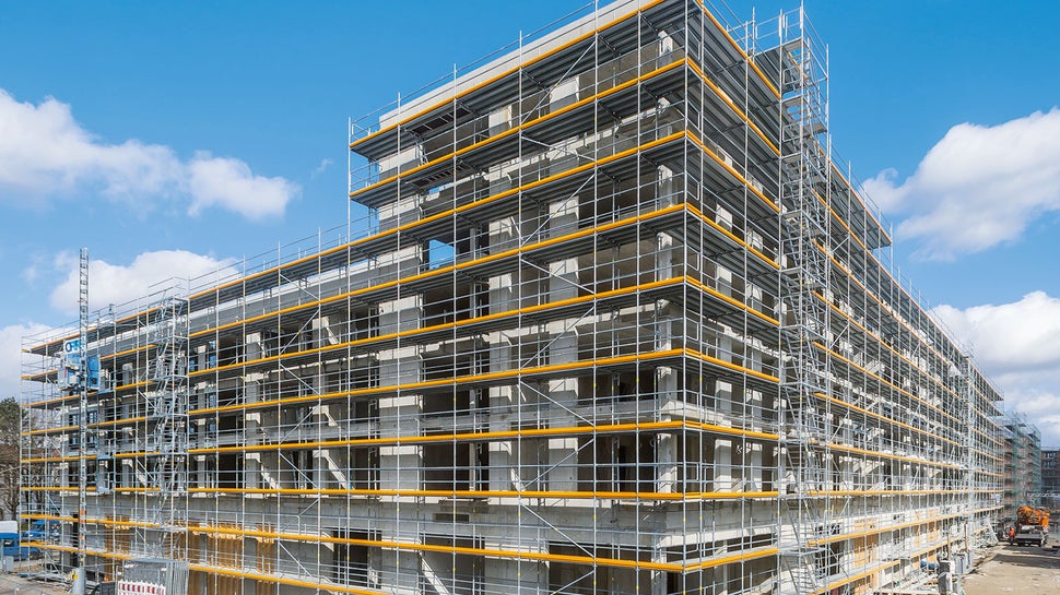 Insgesamt dienen knapp 10.000 m² PERI UP Easy Fassadengerüst zur sicheren Ausführung der Fassaden- und Klinkerarbeiten. Die Arbeitshöhen betragen an den Gebäudeaußenseiten bis zu 22 m.