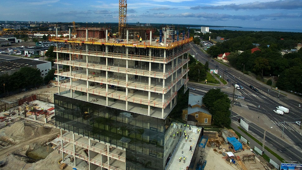 <b>Kõige paindlikum, mitmekülgsem ja raha säästvam laeraketise süsteem Eestis</b><br/><br/>Avatud hoone fassaadi korral, kui ei esine kandvaid välisseinu, kasutatakse laeraketise lahendusena võimalikult palju lavaraketist.<br/>