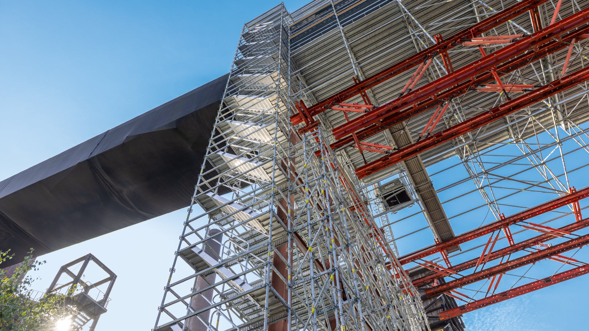 Im Bereich der Überbrückungsauflager konnten die PERI UP Gerüststiele im 25-cm-Raster lastabhängig gebündelt und damit das Tragsystem übergangslos in das Arbeitsgerüst integriert werden.