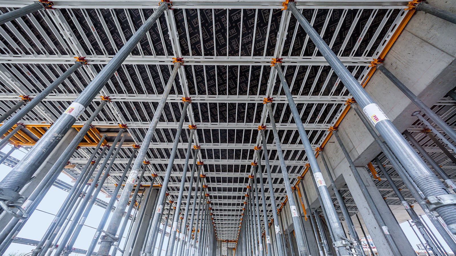 Sinnvoll ergänzt wird das Schalungssystem SKYMAX durch die PERI PEP Ergo Deckenstützen, die sich durch eine deutlich über der Norm liegenden Tragfähigkeit auszeichnen.