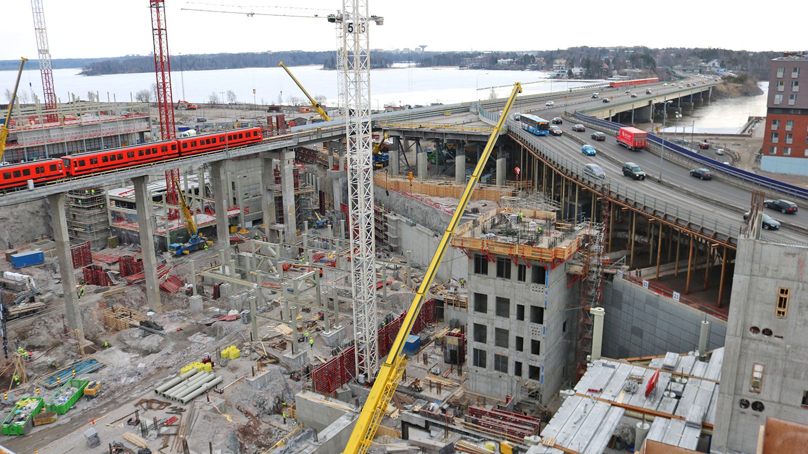 Kalasataman työmaamonttu rakenteilla olevine holveineen, kiipeävine muotteineen ja korkeuksissa viilettävine metrojunineen on vaikuttava näky. 