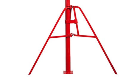 Тренога обеспечивает устойчивость стойки в момент монтажа опалубки. Она производится из металлической трубы квадратного сечения. Для защиты от коррозии и длительного срока эксплуатации тренога имеет порошковое покрытие. Удобная и лёгкая конструкция треноги обладает большим преимуществом — её можно устанавливать в углу помещения близко к стенам.