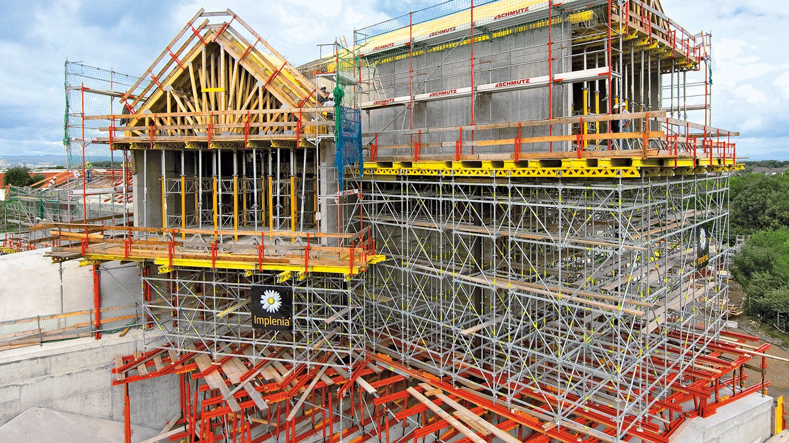 Конструкция из элементов VARIOKIT может быть использована в качестве основания для установки несущих лесов PERI UP Flex и опалубки. Мощные шпиндели обеспечивают оптимальную адаптацию к наклонным областям бетонирования.