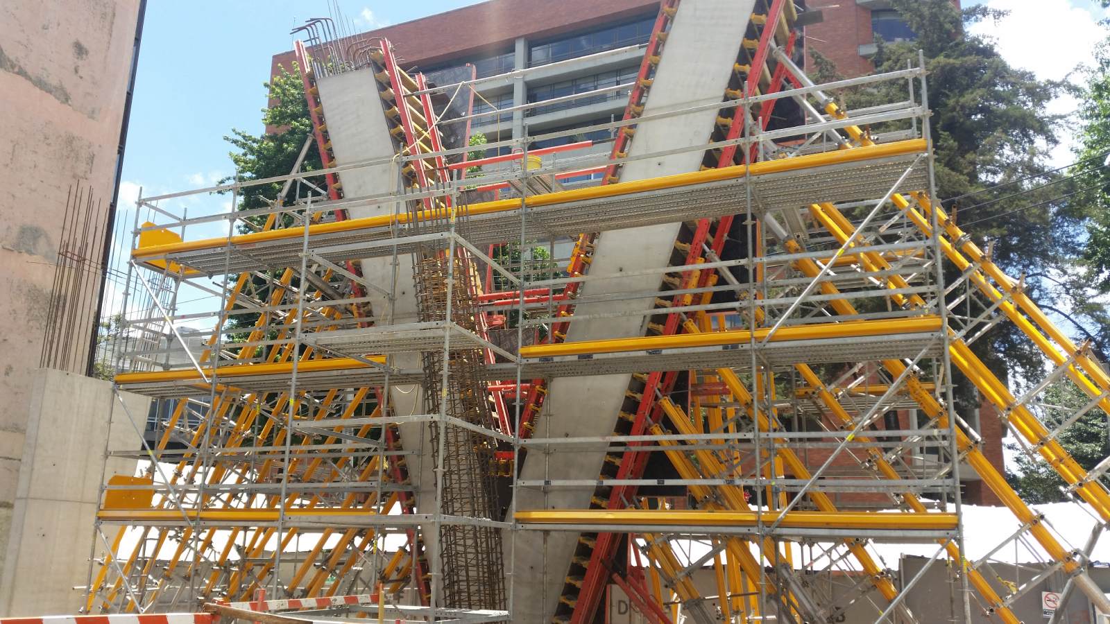 Hasta 3 días después de realizado el vaciado, se desencofraban parcialmente las columnas, mostrando un destacado acabado arquitectónico.