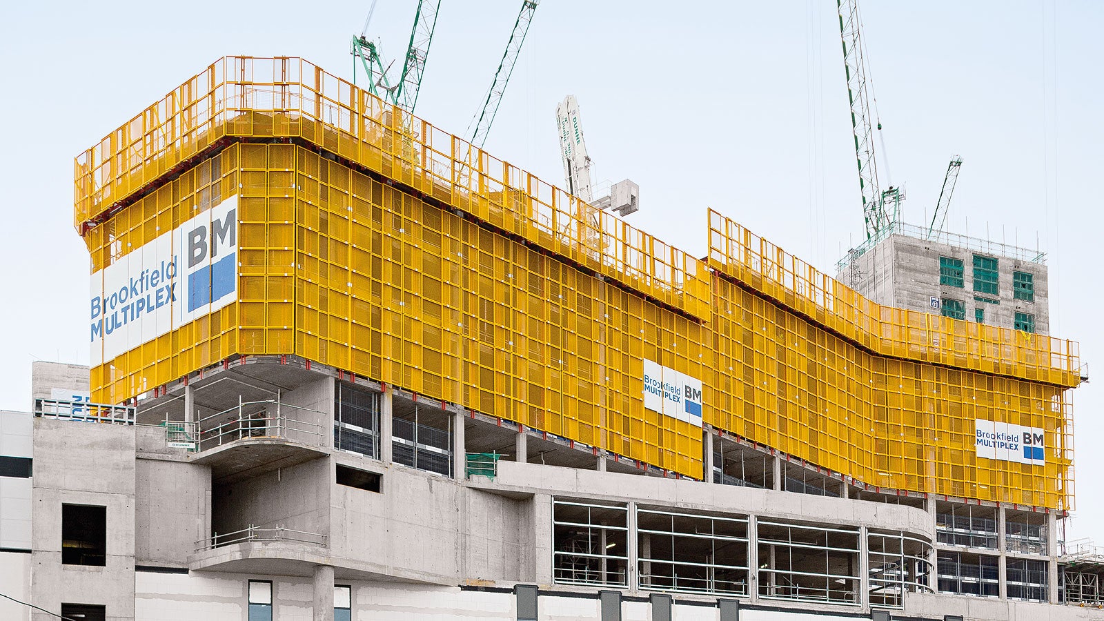 The close-meshed panels provide a safe and secure enclosure which nevertheless is still light-transmissive. Advantage and very convenient to carry out working operations in the building in daylight conditions – especially when striking the slabs.<br/>