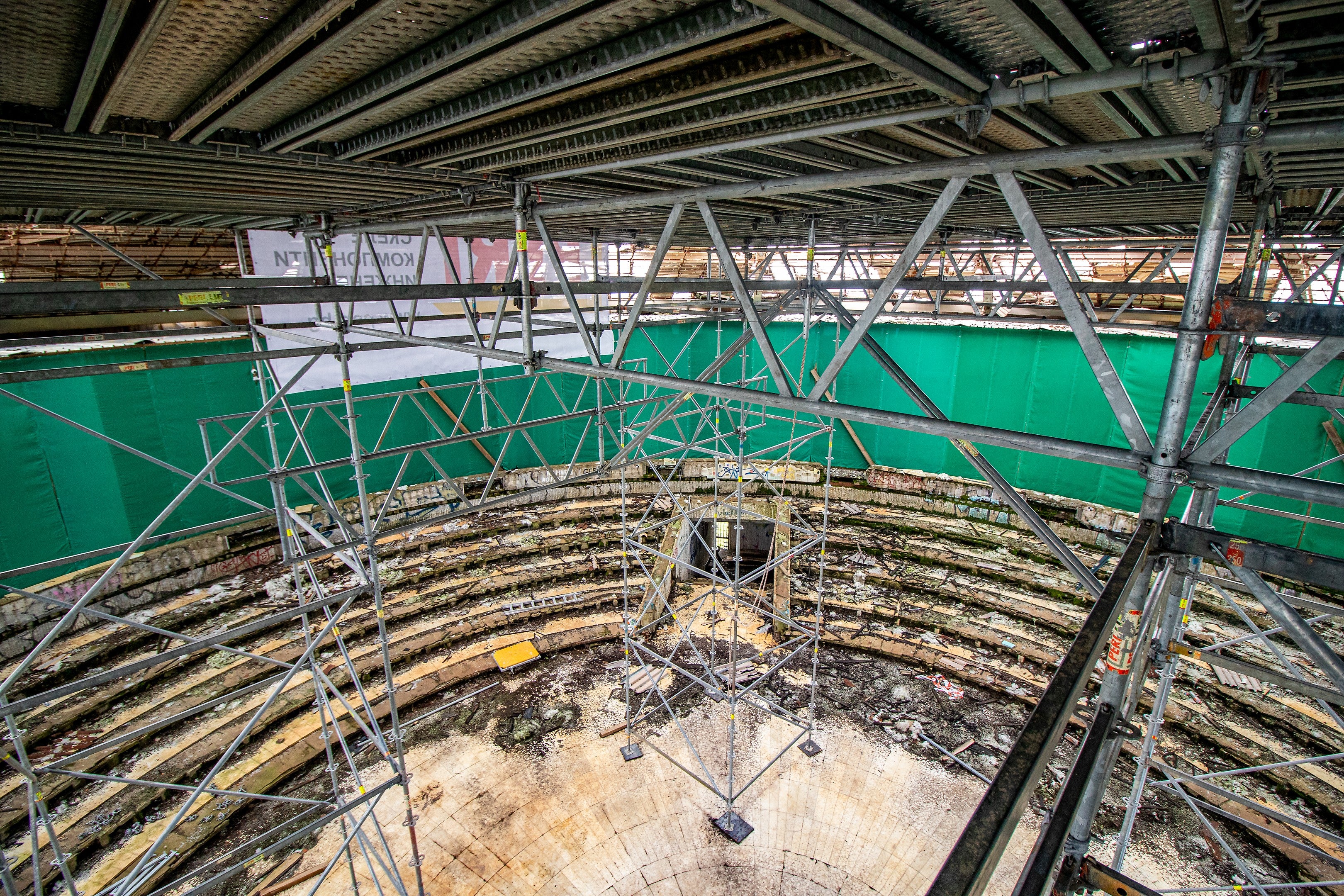 Скеле платформата е конфигурирана с 98% системни елементи, който редуцират времето за монтаж и повишават безопасността благодарение на интегрираните системи за безопасност