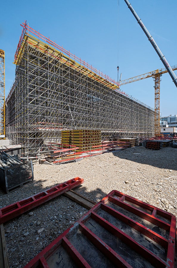 Movable in large-sized units through the extremely rigid node connection between the standards and ledgers