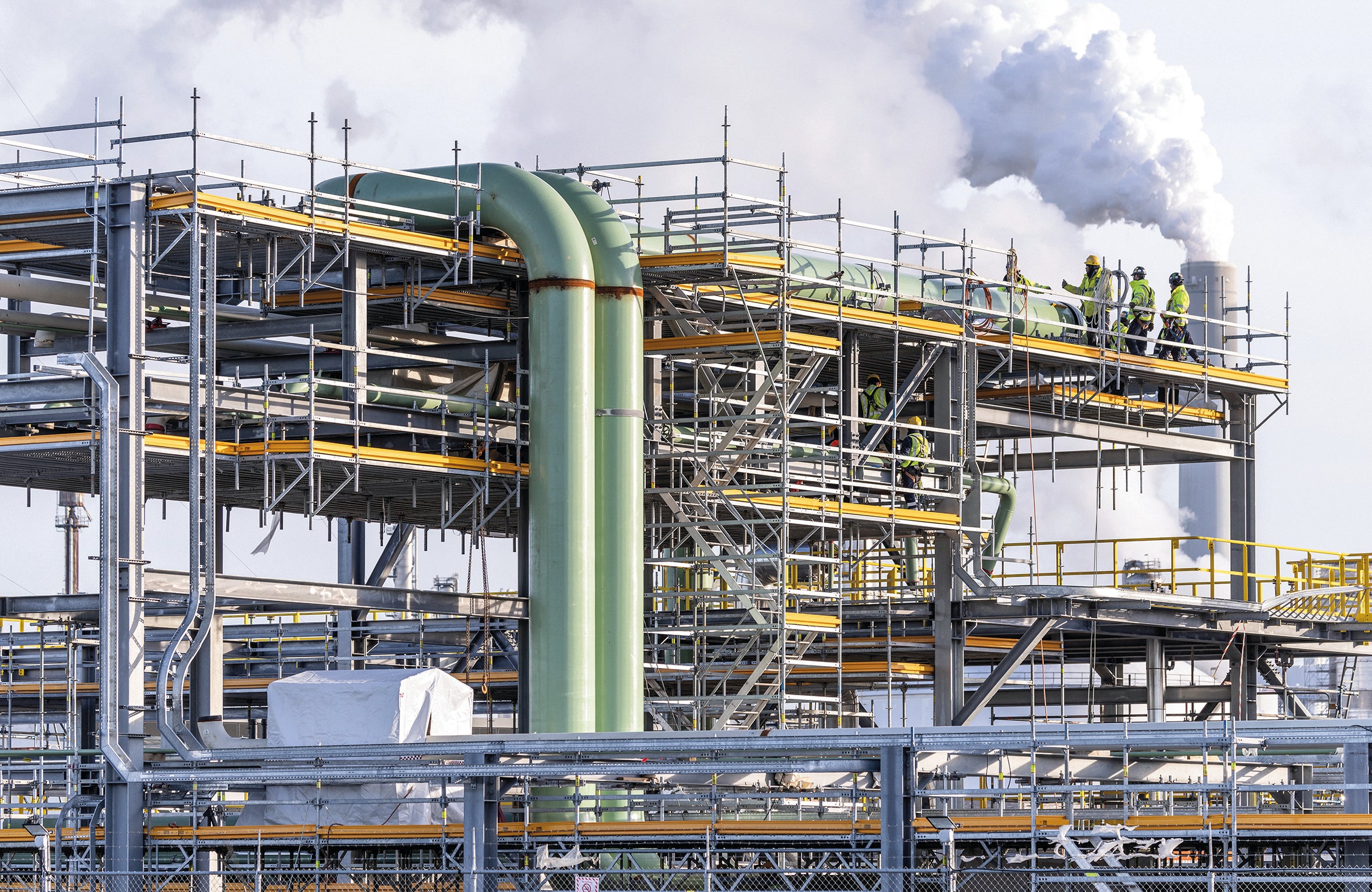 Ligikaudu 1,3 kilomeetrit torustikke muudeti hõlpsasti ligipääsetavaks kuni nelja töötasemega modulaarsete tellingute abil. <br/><br/>(Foto: PERI SE) 