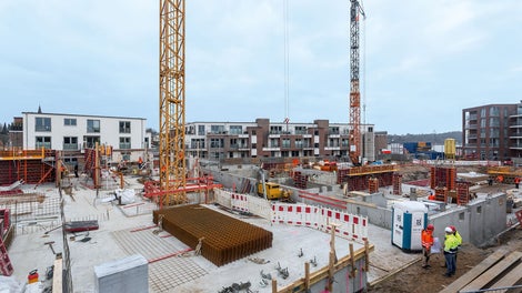 Einmalige, einfache Erstmontage am Boden liegend ohne Kran mittels modularen Systembauteilen.