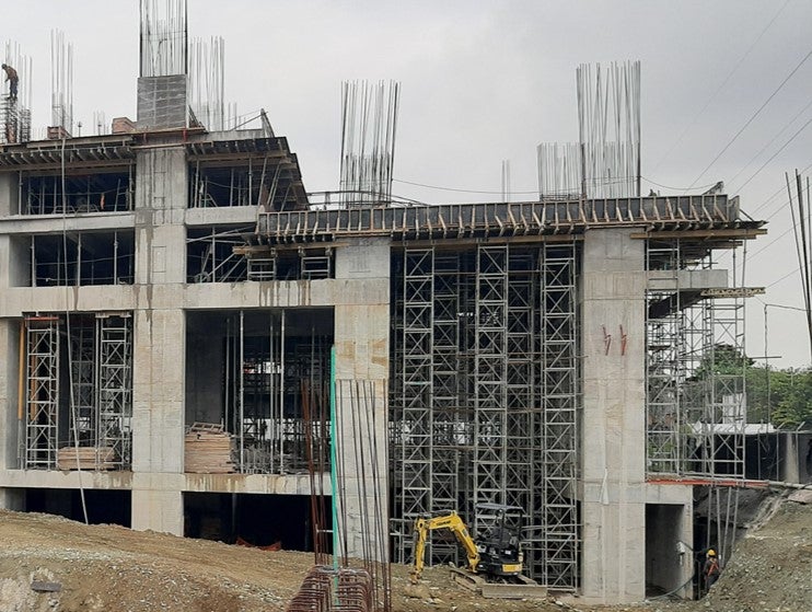 Sistema de encofrado para losas MULTIFLEX en combinación con torres de carga ST-100.