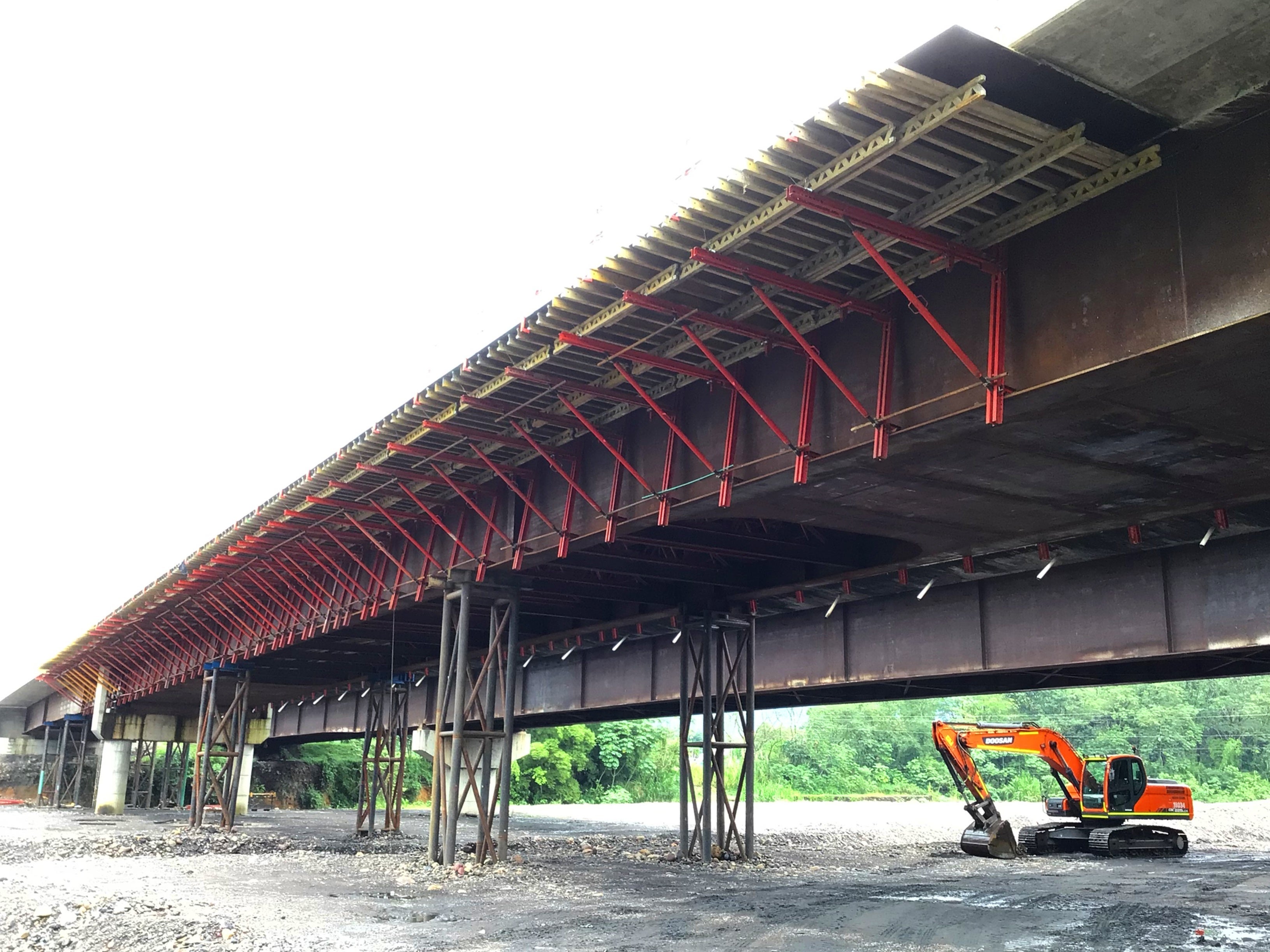 Celosías y ménsulas VARIOKIT para el soporte del tablero del Puente. 