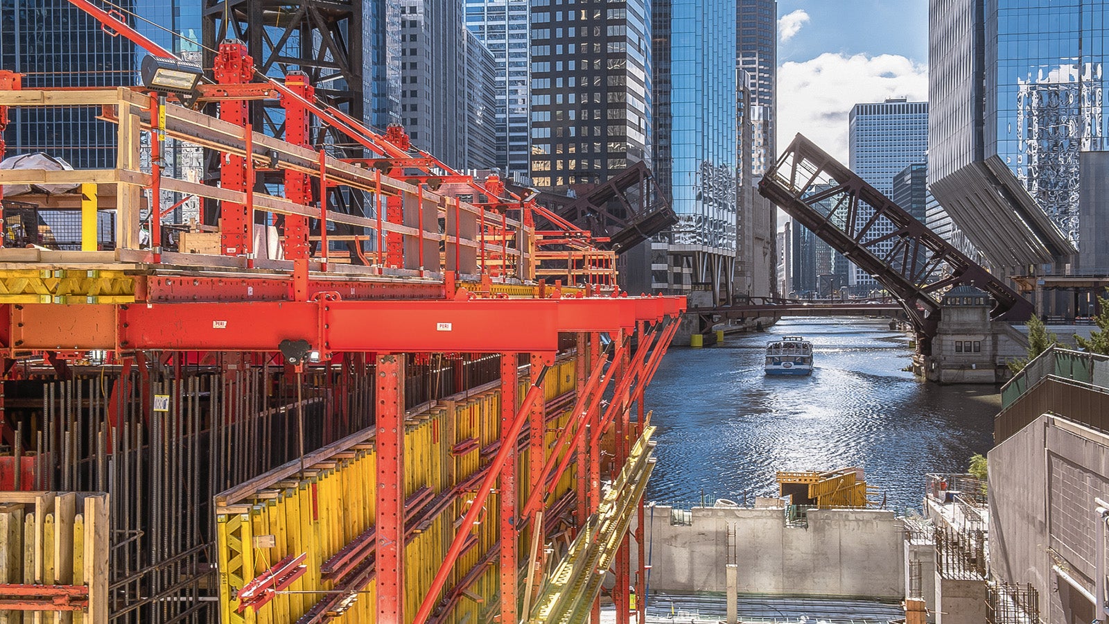 The inherent lack of space influenced all decisions made before and during the project. A high degree of logistical coordination, meticulous advance planning and just-intime delivery of all materials were absolutely essential for successful completion of the project. The building consists of steel structures and a massive, four-cell vertical concrete core that supports the tower. The crane had to be positioned within the core of the building because of the combination of concrete and steel. This meant that the formwork solution had to be adaptable and able to climb without the need for a crane.