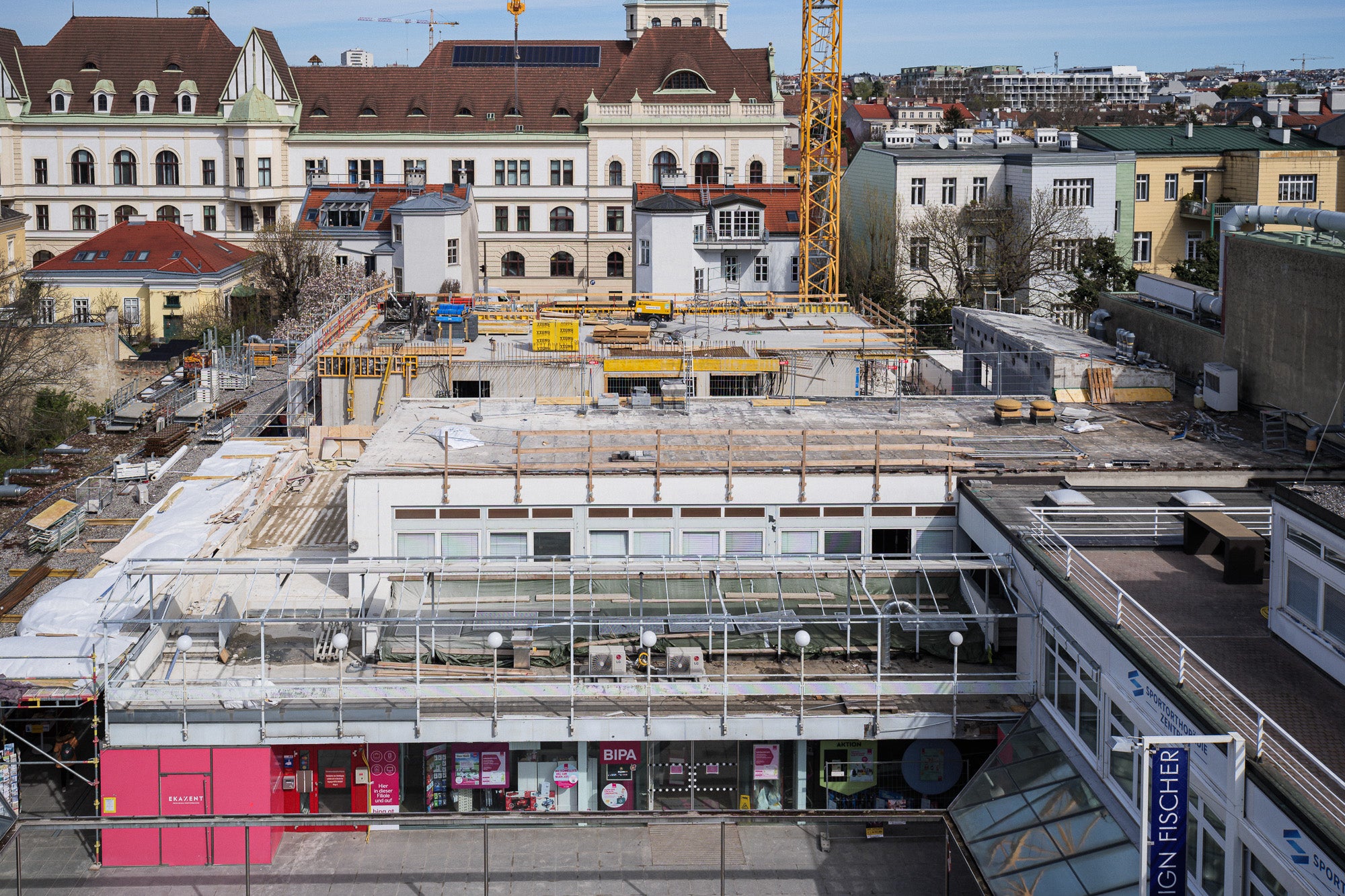 EKANZENT - PERI UP Gerüst für die Fassade und als Schutz für Fußgänger:innen