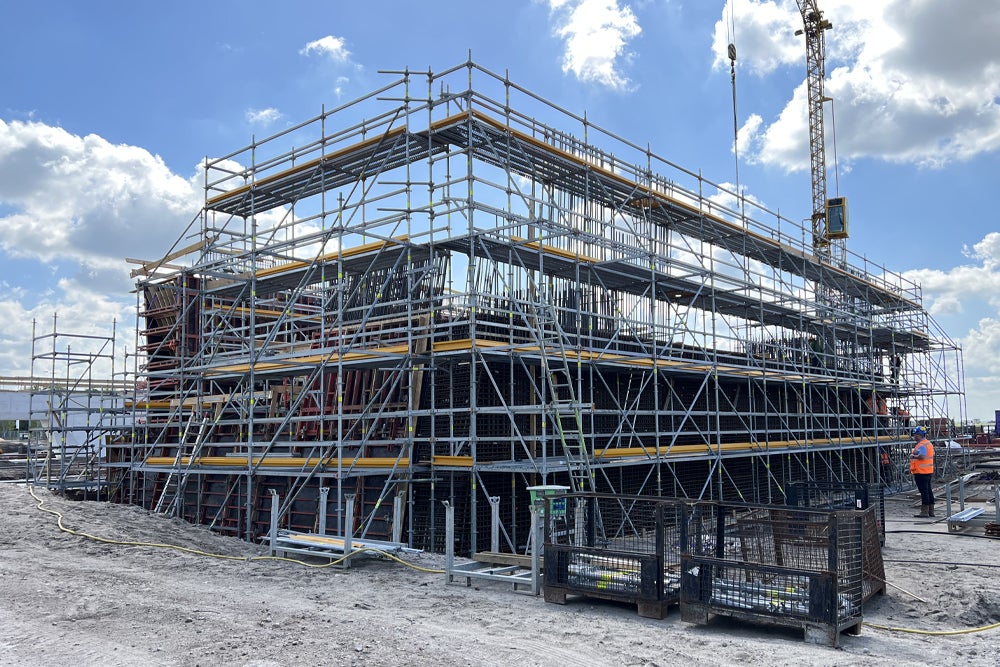 Bij de bascule kelder zijn de dekondersteuning, het vlechtwerk en de toegangstrappen met het veelzijdige PERI Up systeem gerealiseerd.