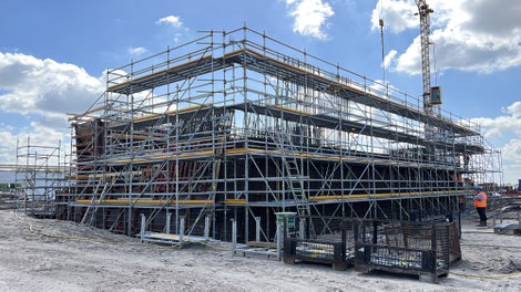 Bij de bascule kelder zijn de dekondersteuning, het vlechtwerk en de toegangstrappen met het veelzijdige PERI Up systeem gerealiseerd.