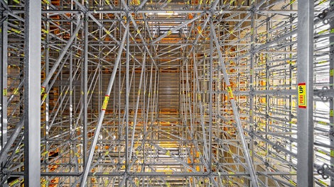 With PERI UP Rosett and MULTIFLEX, the high loads from the massive structural elements at heights of between 10 m and 12 m were reliably transferred into the ground.