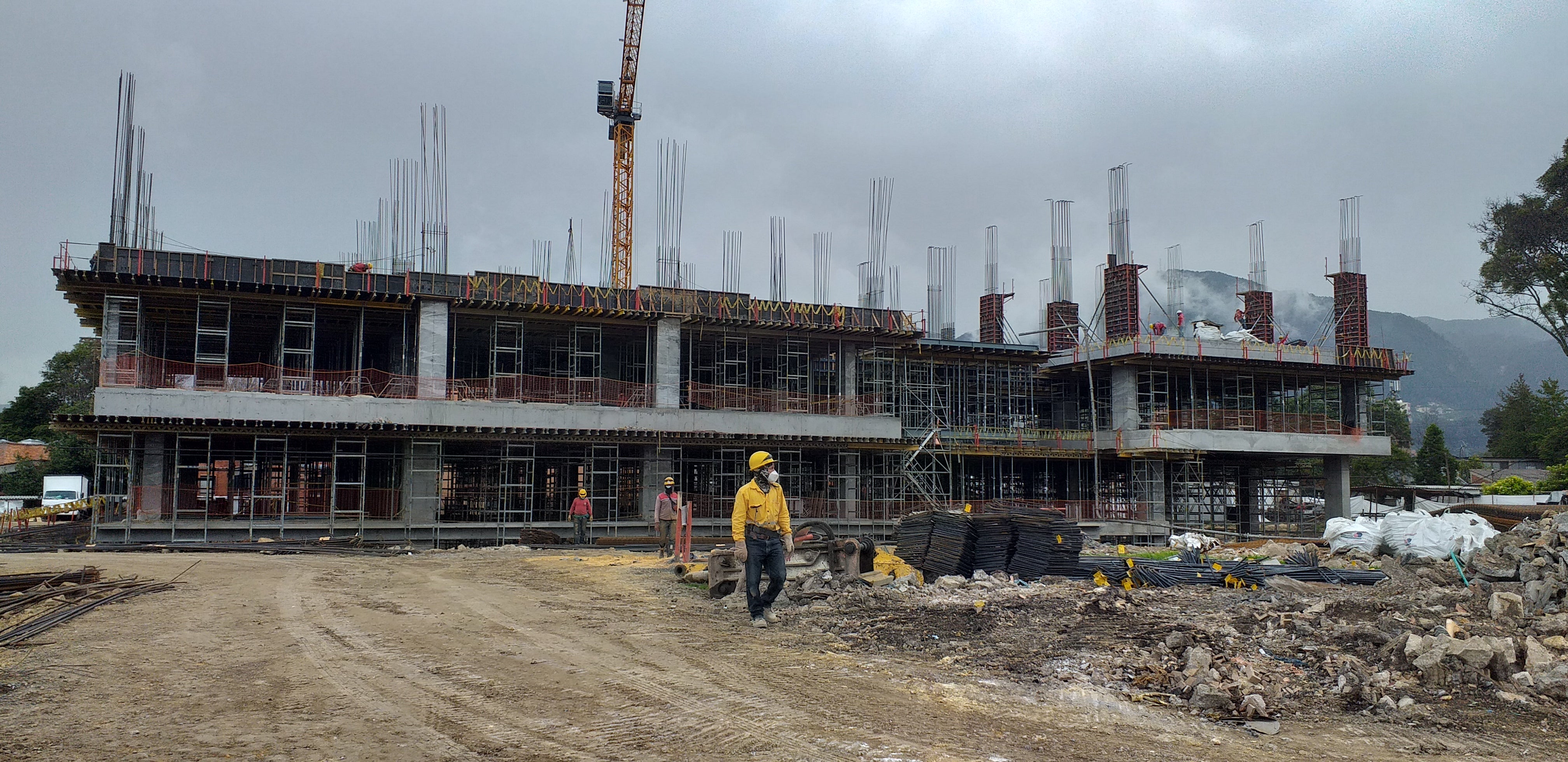 Losas aligeradas soportadas con torres de carga ST-100 y encofradas con el sistema de encofrado para losas MULTIFLEX.