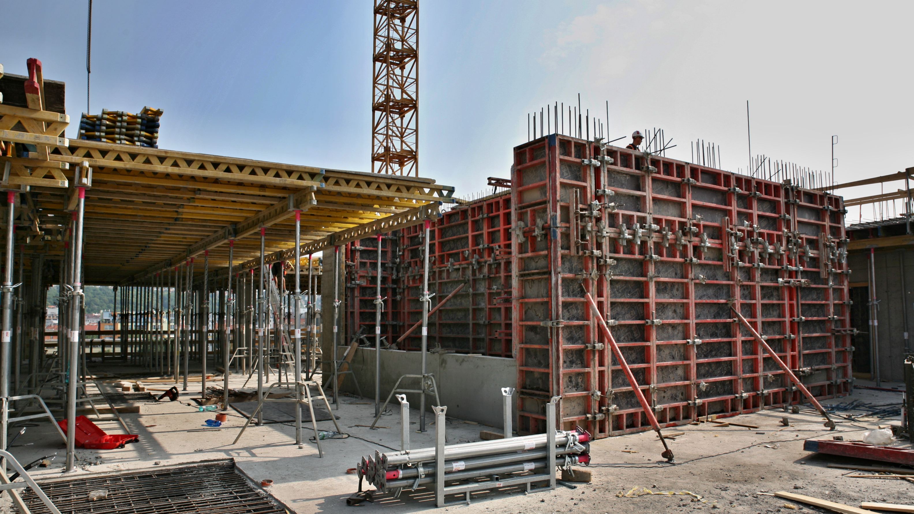 Osvědčený systém TRIO nasazený pro bednění všech stěn budovy.