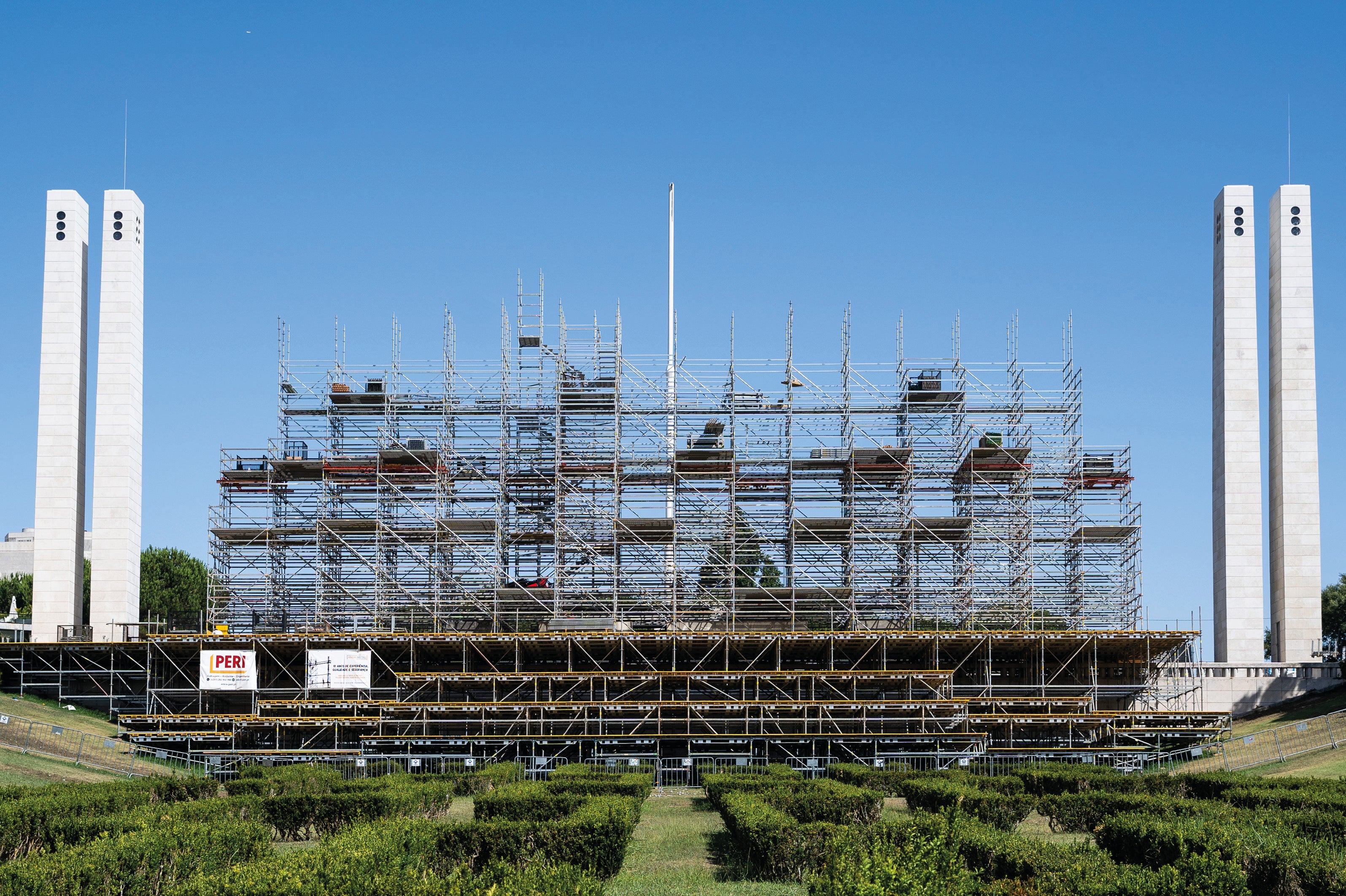 The 26 m high rear tower was a complex structure as it could not be tied and anchored in the usual way. There was also a historic statue in the centre of the scaffolding that needed to be protected.<br/>(Photo: PERI SE)