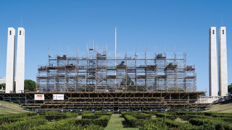 The 26 m high rear tower was a complex structure as it could not be tied and anchored in the usual way. There was also a historic statue in the centre of the scaffolding that needed to be protected.<br/>(Photo: PERI SE)