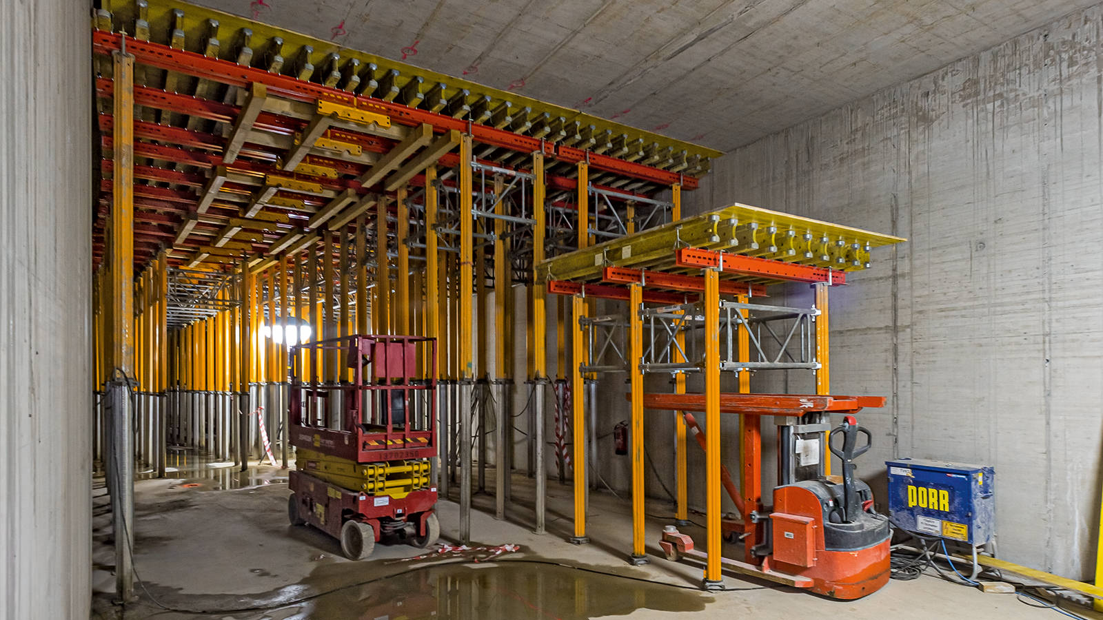 Die Durchfahrtsöffnung innerhalb der Tunnelquerschnitte erlaubt das Umsetzen der abgesenkten Deckentische in den jeweils nächsten Bauabschnitt.