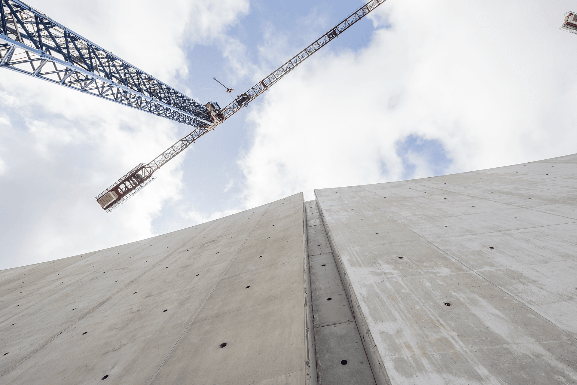 Puhdasvalubetoninen paikallavalettu seinärakenne rakennustyömaalla. Puhdasvalubetonissa betonipinta jää näkyväksi lopulliseen rakenteeseen, minkä vuoksi muottien laatu, betonointi ja toteutuksen tarkkuus ovat keskeisessä roolissa lopputuloksen onnistumisessa.