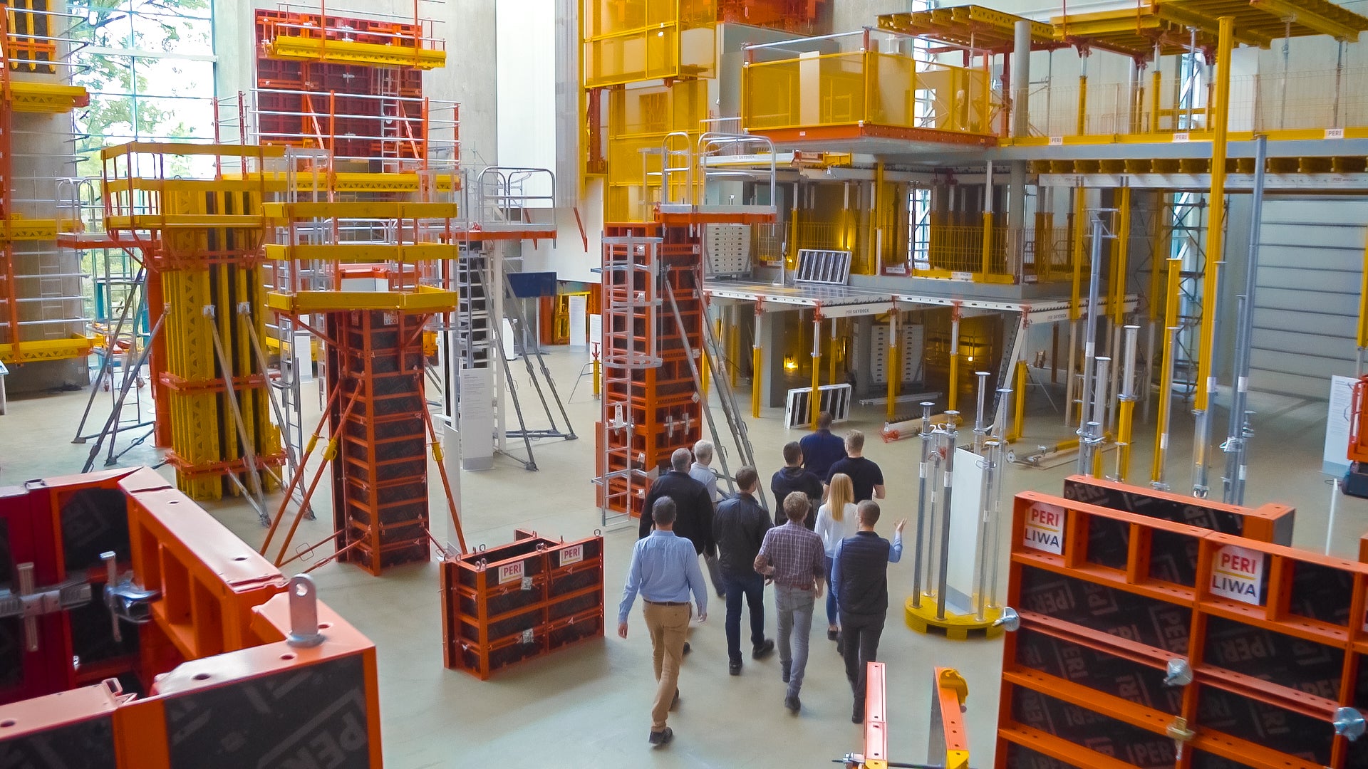 Besucher laufen durch das PERI Fortbildungszentrum