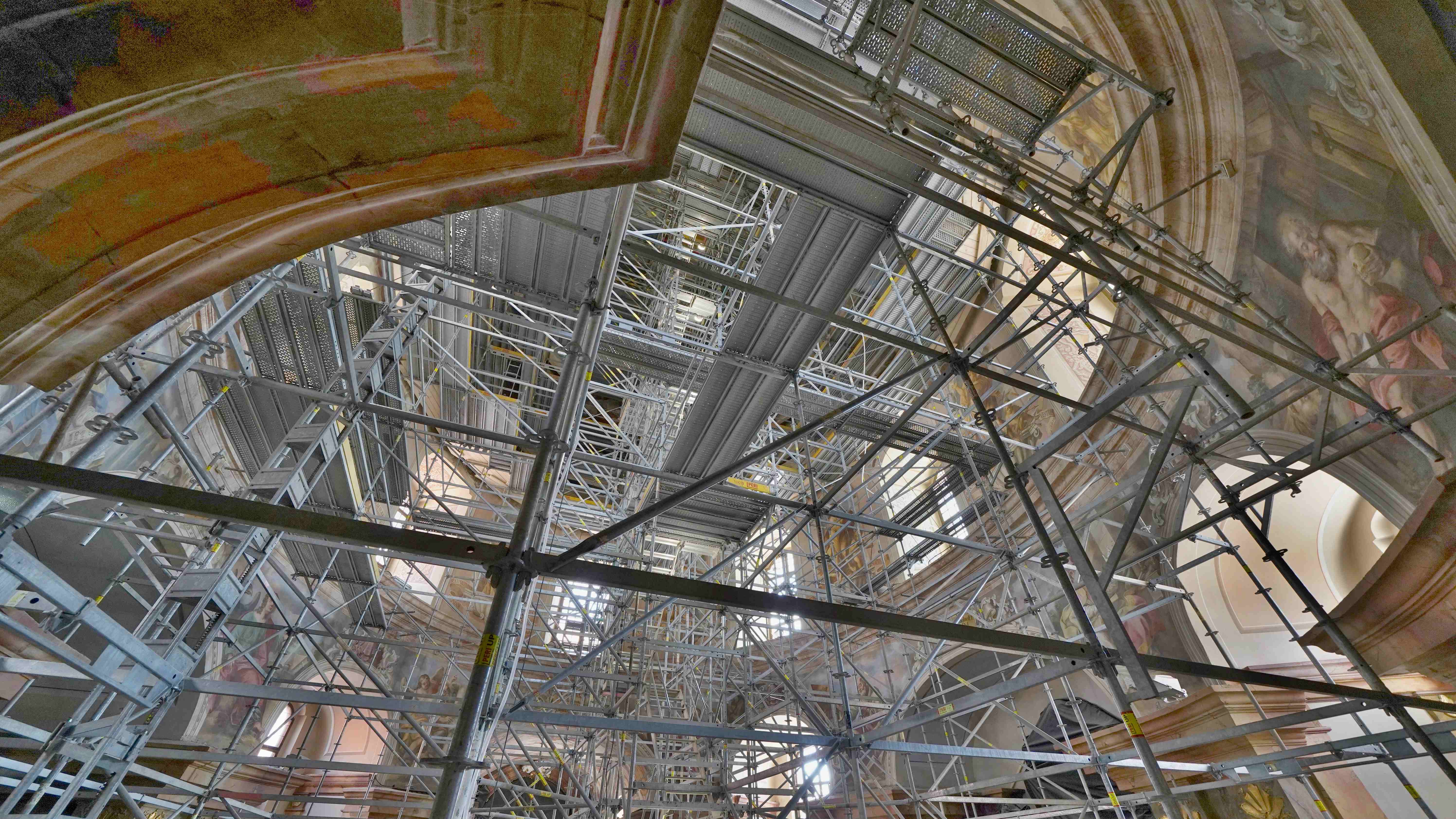 Konstrukce lešení přizpůsobená členité vnitřní části kostela.