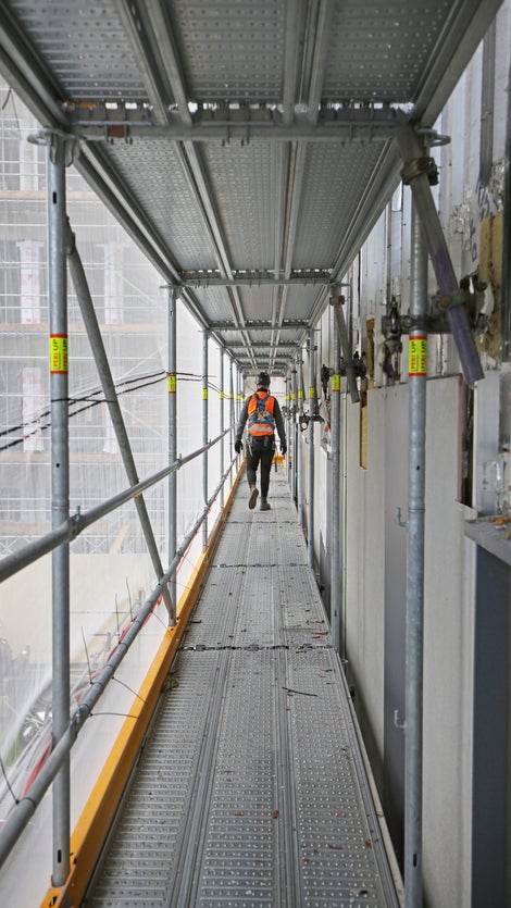 It was predicted that access installation would take 16 weeks using traditional scaffolding methods. With the PERI UP Easy system, it was completed in just four weeks, reducing installation time by 75%. 