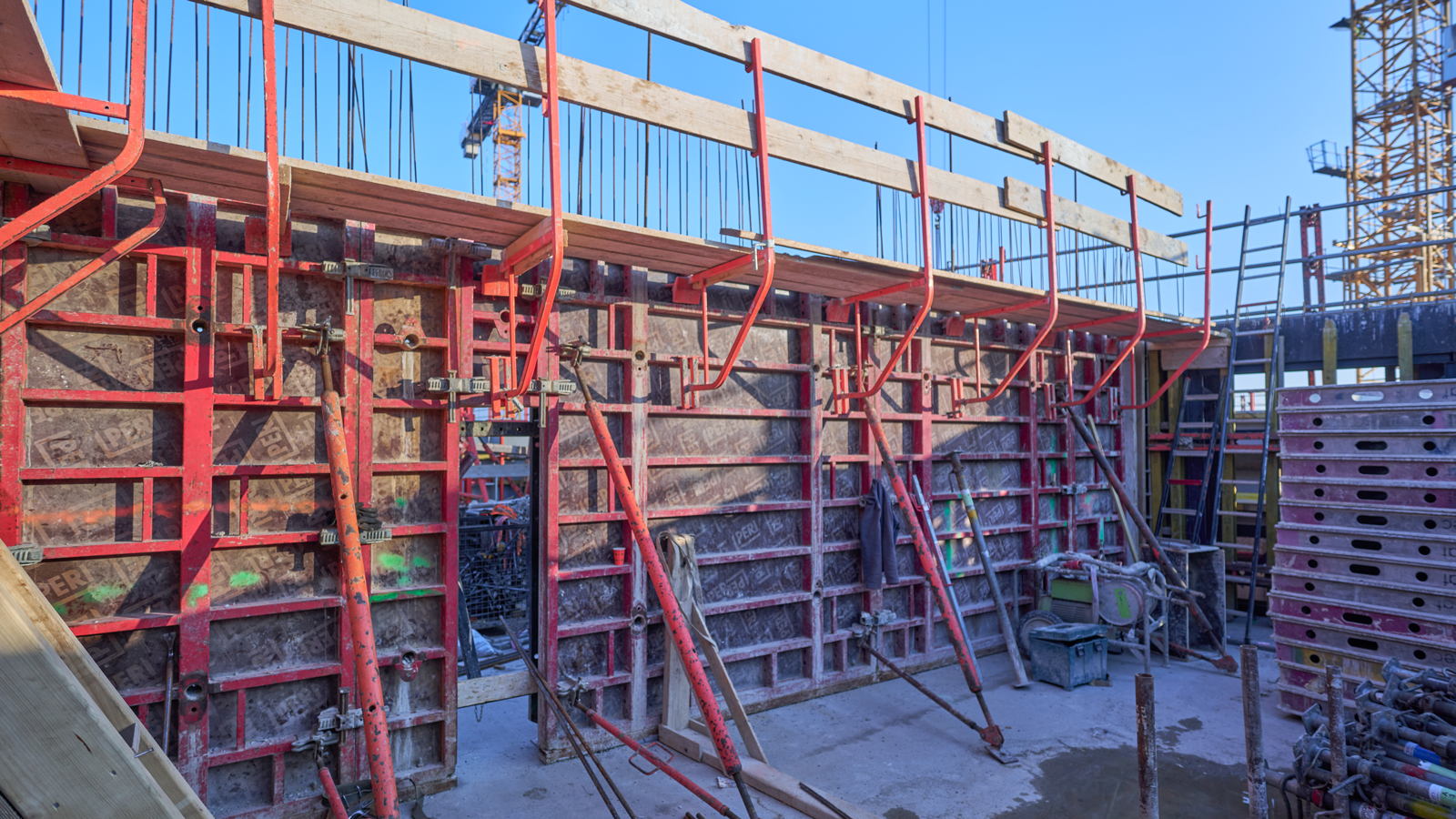 Voor de binnenwanden van de Grotius woontorens is gebruik gemaakt van de MAXIMO Paneelbekisting van PERI. Het werkt snel dankzij eenzijdige verankering.