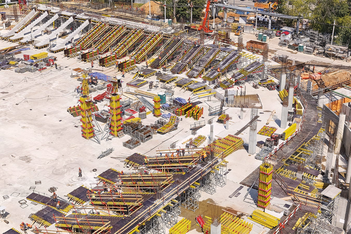 A nova construção da arena polivalente de esportes e eventos em Moscou exigiu planejamento detalhado de formas, bem como a utilização combinada de dispositivos de sistema versáteis.