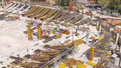 A nova construção da arena polivalente de esportes e eventos em Moscou exigiu planejamento detalhado de formas, bem como a utilização combinada de dispositivos de sistema versáteis.